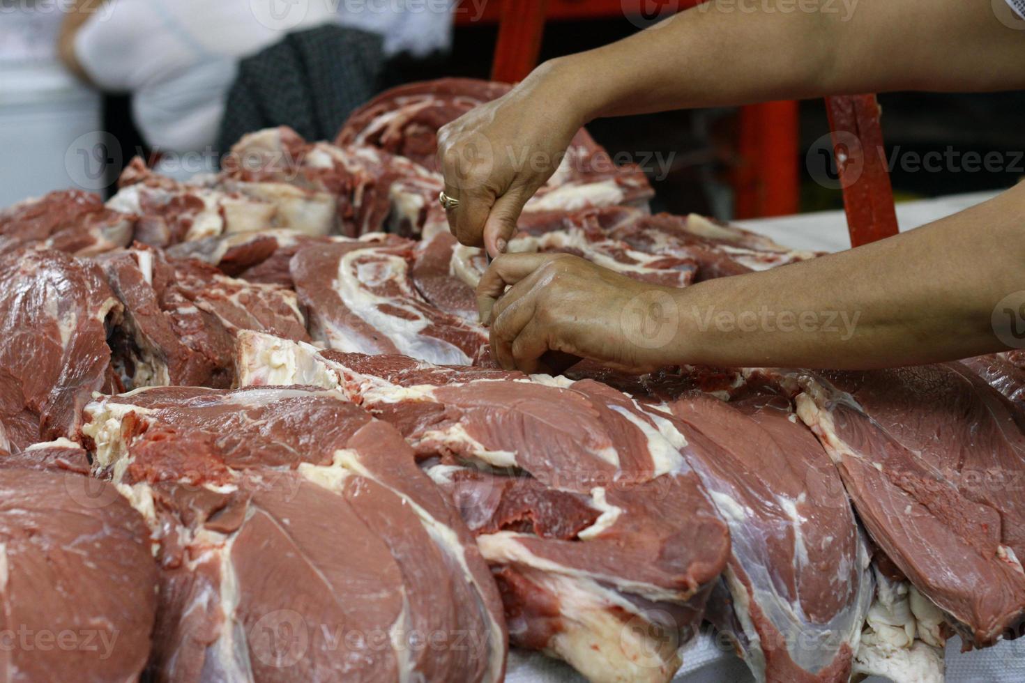 carne em exposição no bazar verde em almaty, cazaquistão foto
