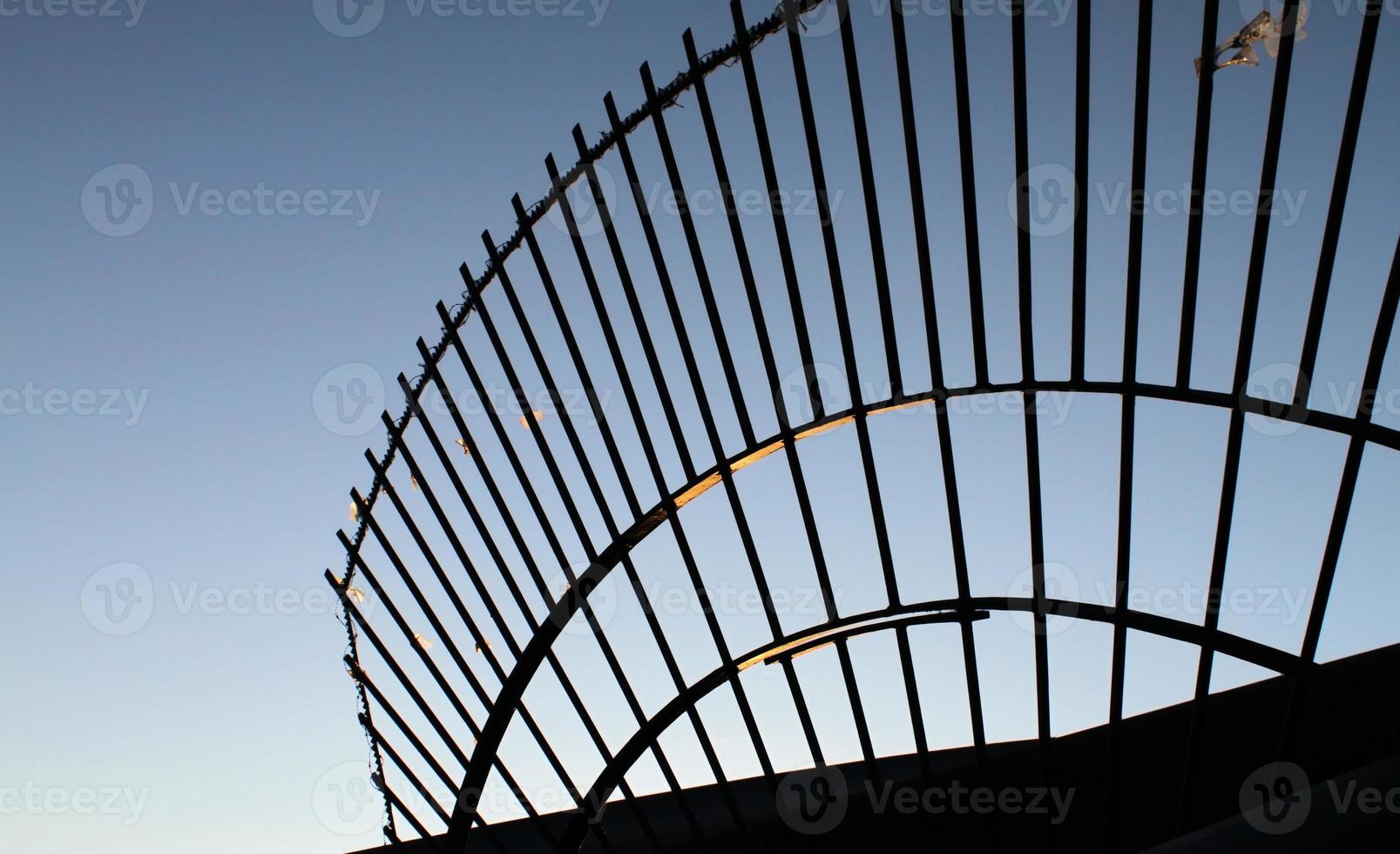 detalhe do portão de fronteira contra um céu azul foto