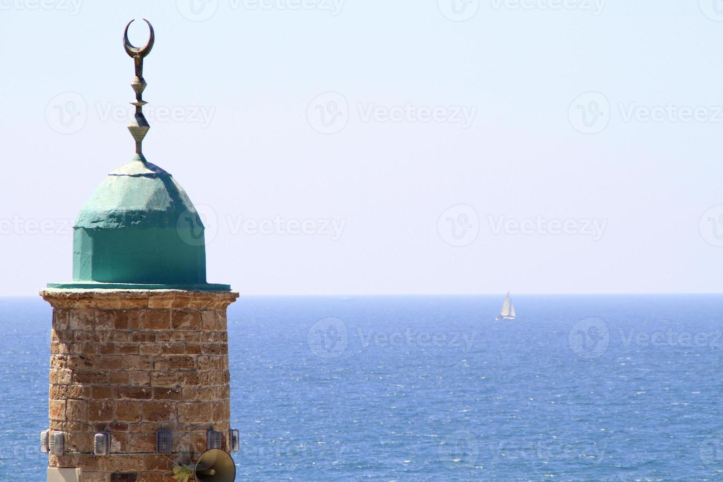 tel aviv vista para o mar em um dia ensolarado foto