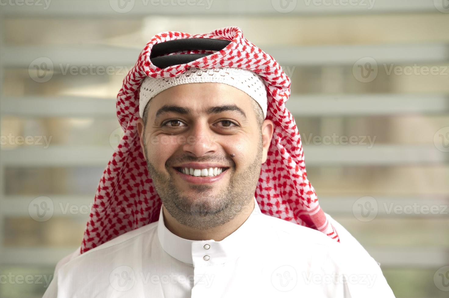 Arábia Saudita jovem empresário de pé no escritório foto