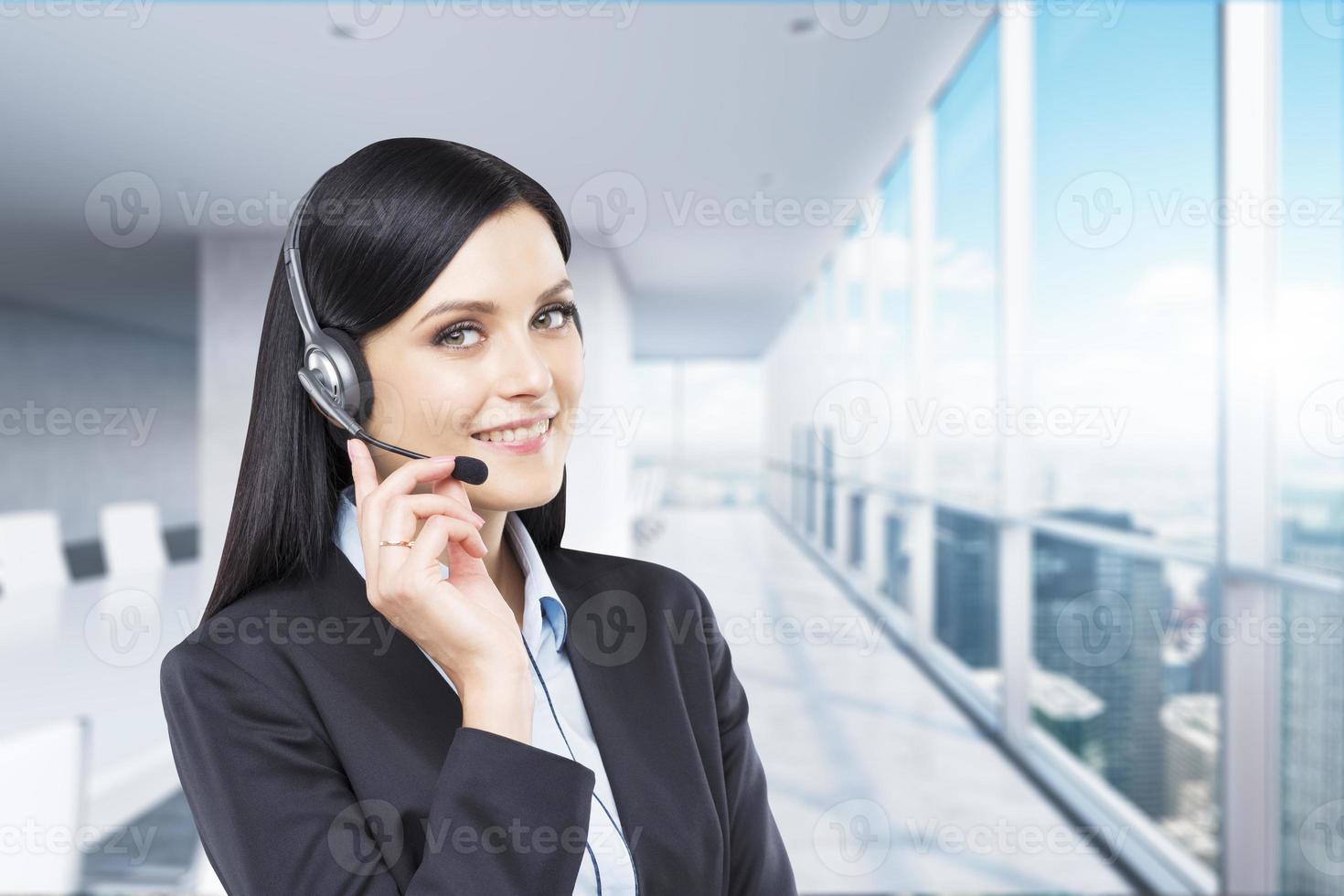 operador de telefone upport no fone de ouvido. escritório panorâmico moderno. foto