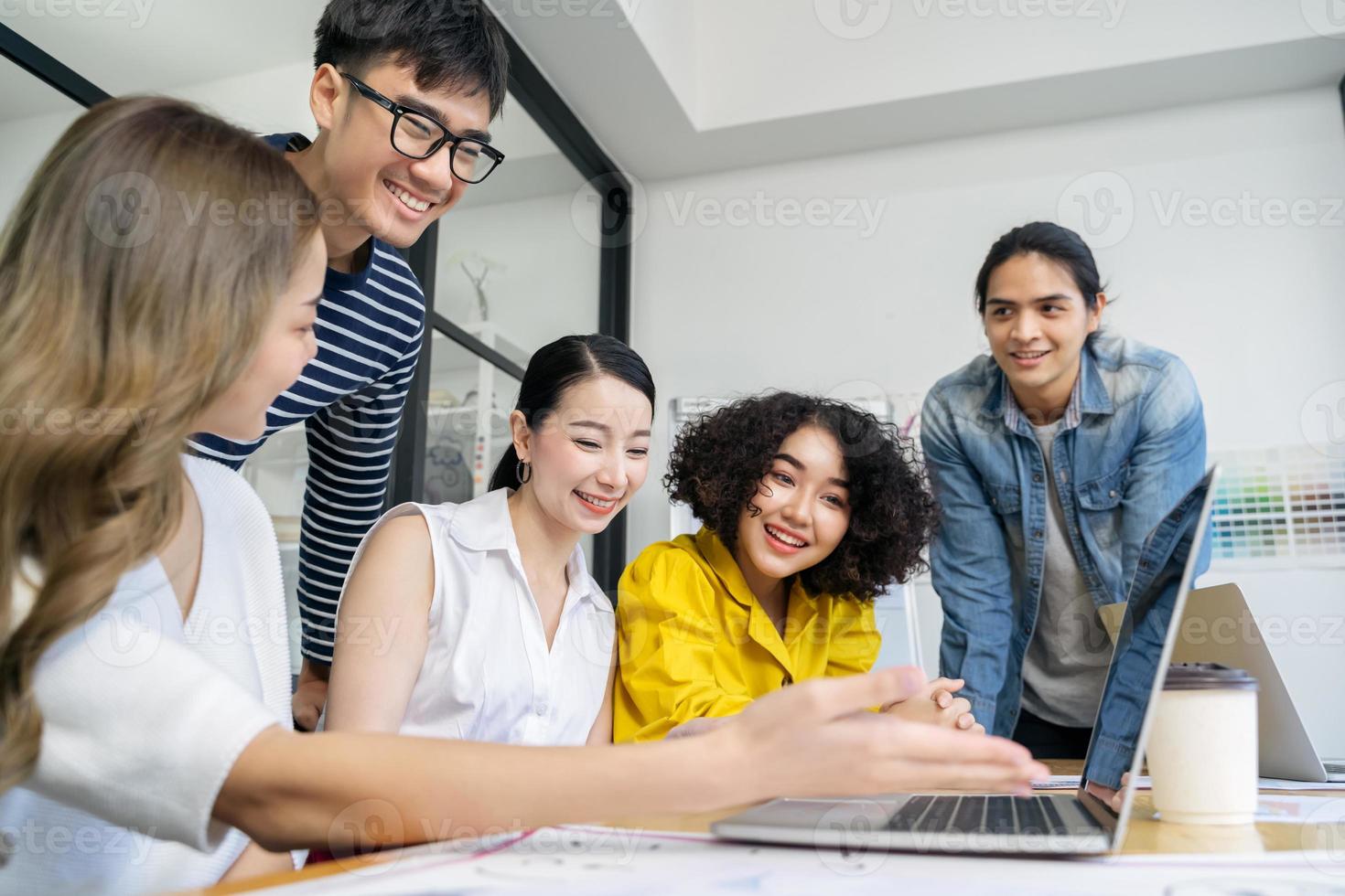 grupo de equipe de empresários criativos asiáticos jovens sérios reunidos no escritório moderno, planejando e compartilhando ideias foto