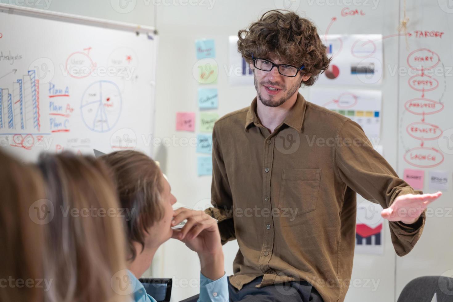 reunião de equipe criativa de pessoas de negócios para novas ideias sobre negócios de projetos no escritório moderno foto