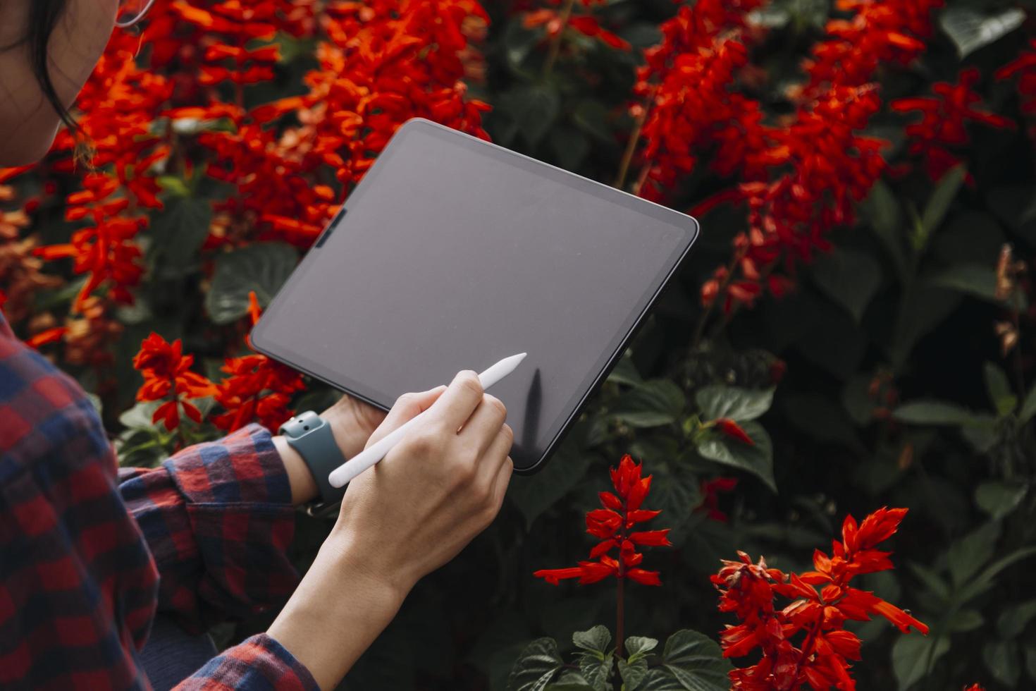 mulher agricultora de tecnologia agrícola segurando a tecnologia tablet ou tablet para pesquisar sobre dados de análise de problemas agrícolas e ícone visual. foto