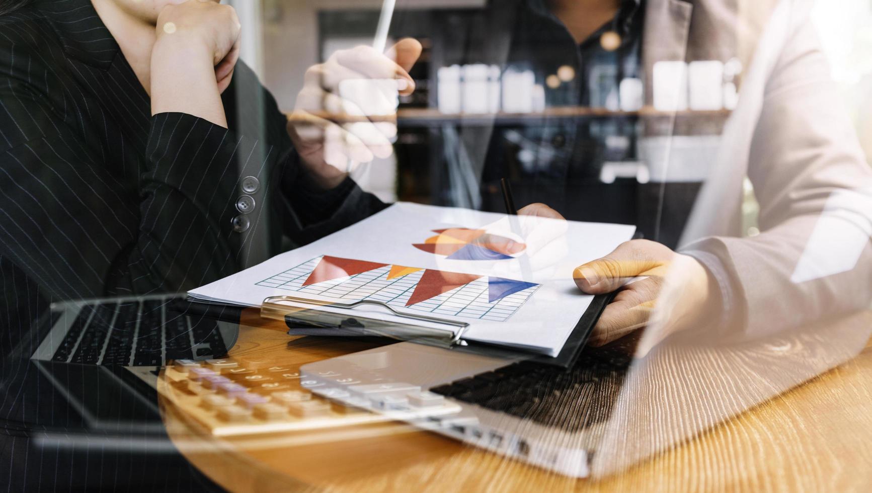 empresário e equipe analisando a tarefa de finanças do balanço financeiro. com telefone inteligente e laptop e tablet. conceito de gestão de riqueza foto