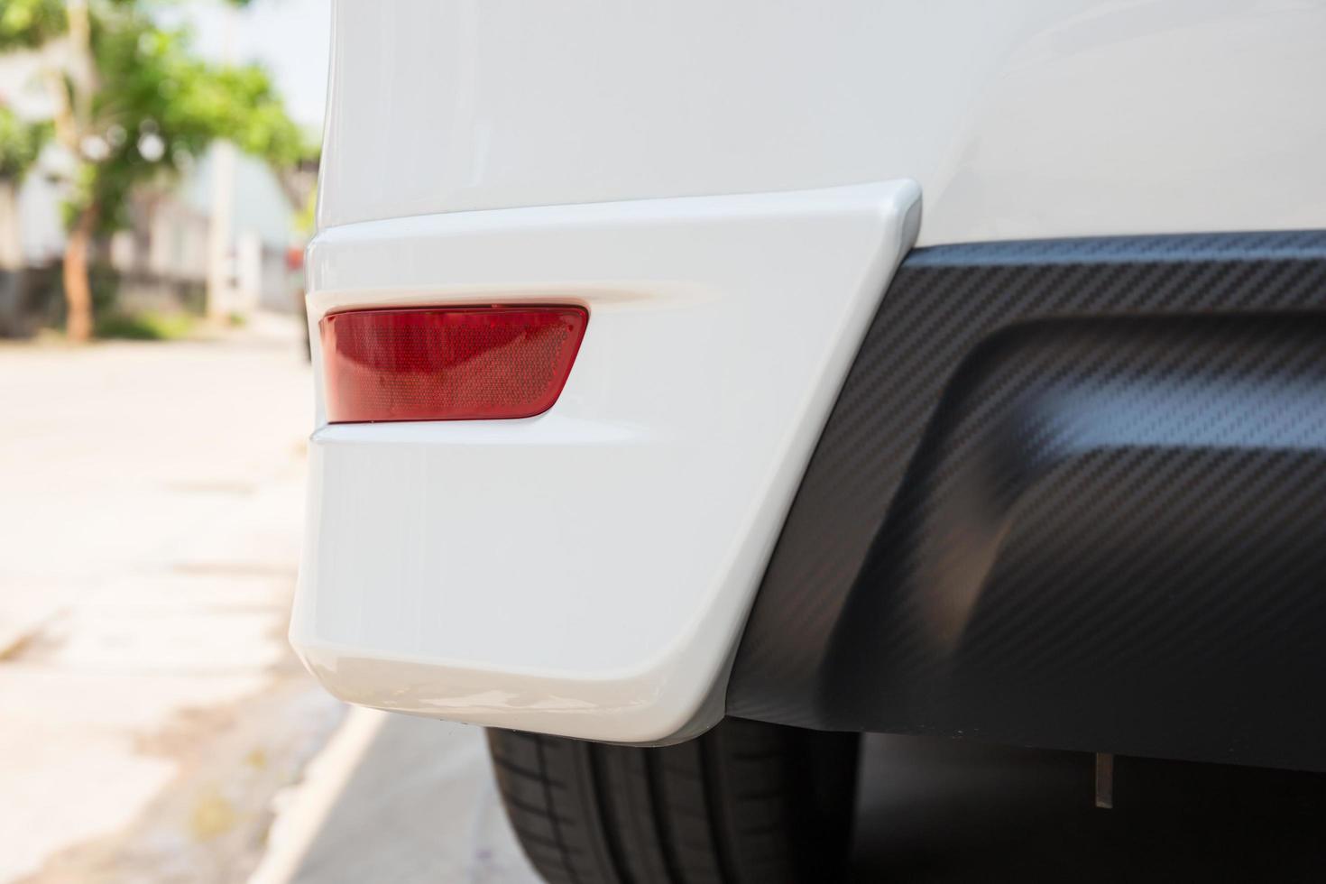 closeup de uma lanterna traseira em um carro branco moderno. luz de reflexão foto