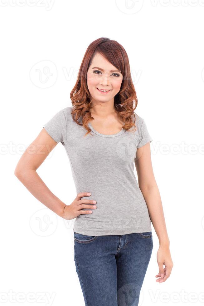 adolescente feliz em camiseta cinza em branco sobre fundo branco foto