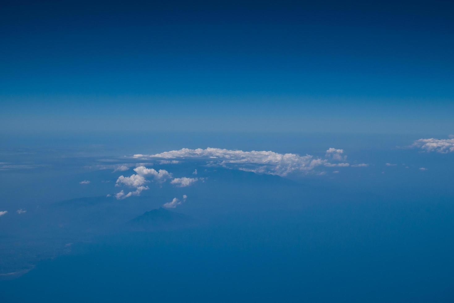 céu azul e nuvens no avião foto