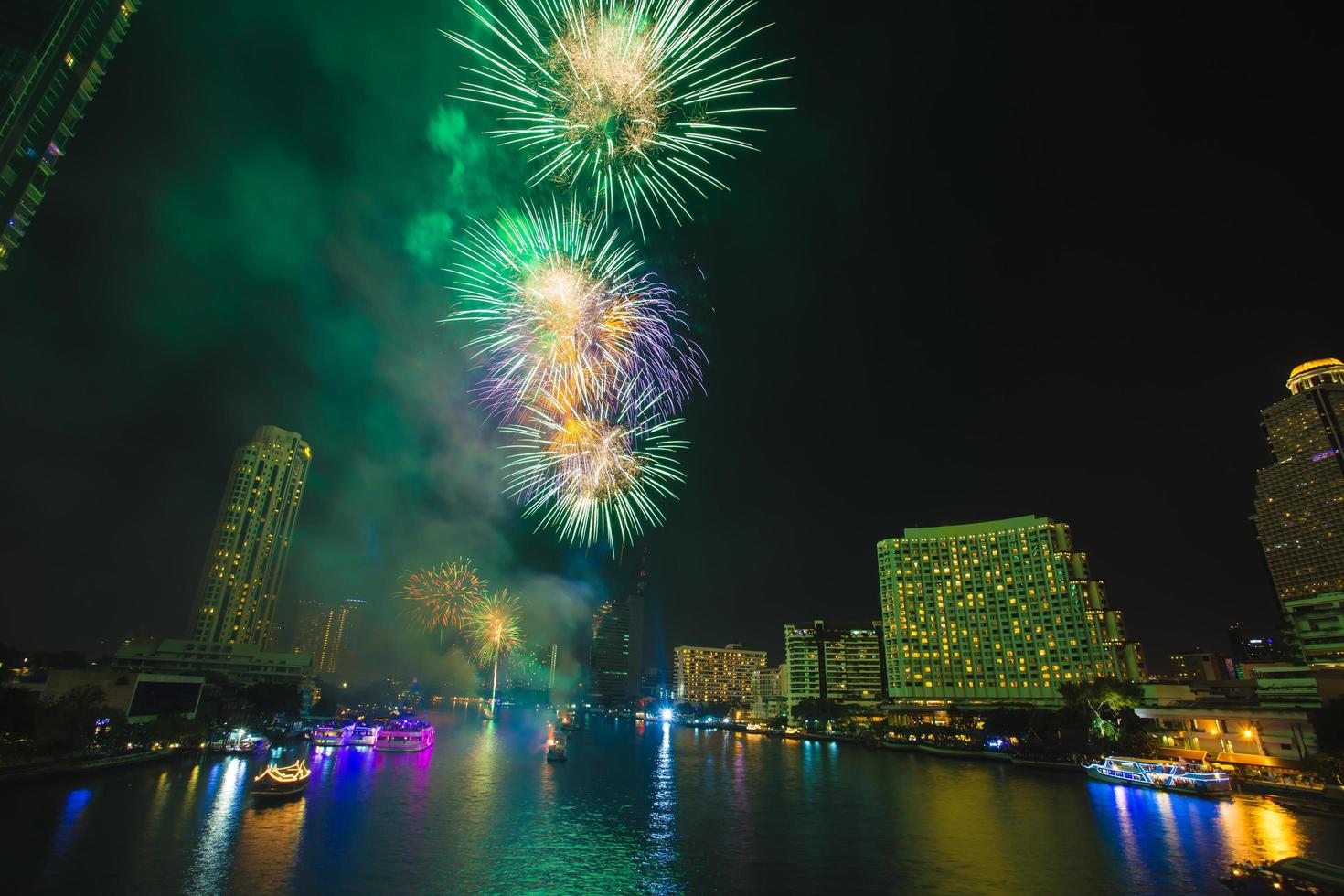 fogo de artifício no rio chao phraya na festa de comemoração de contagem regressiva 2016 bangkok tailândia foto