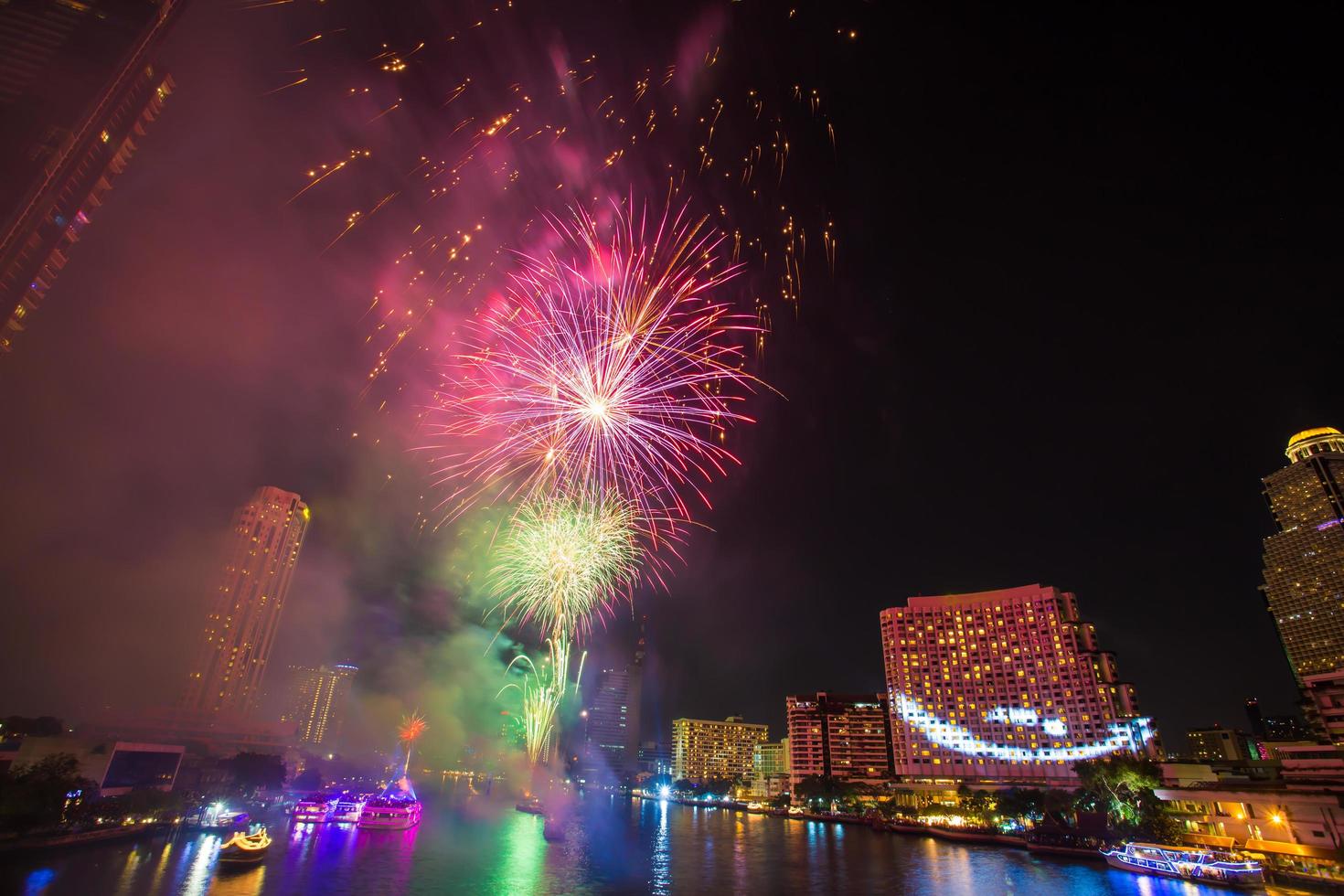 fogo de artifício com fumaça no rio chao phraya na festa de comemoração de contagem regressiva 2016 bangkok tailândia foto