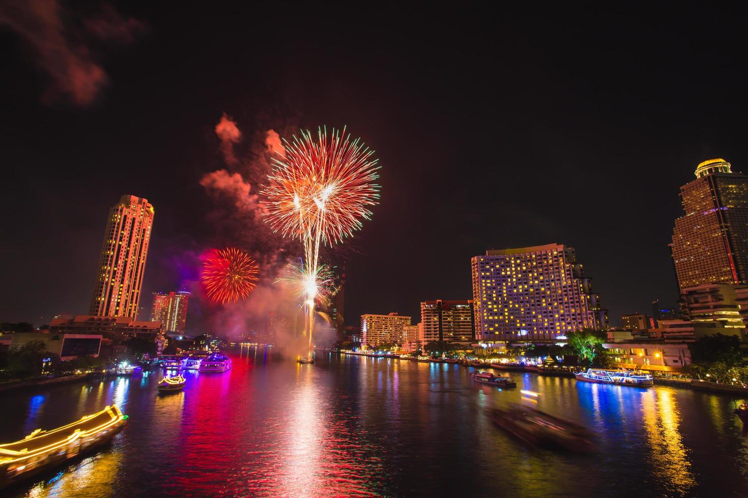 fogo de artifício no rio chao phraya na festa de comemoração de contagem regressiva 2016 bangkok tailândia foto