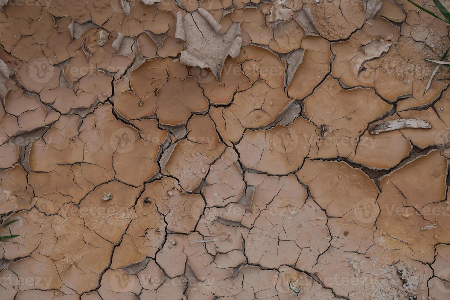 seca e temporada de verão, paisagem quente. feche a imagem de terra seca rachada. foto