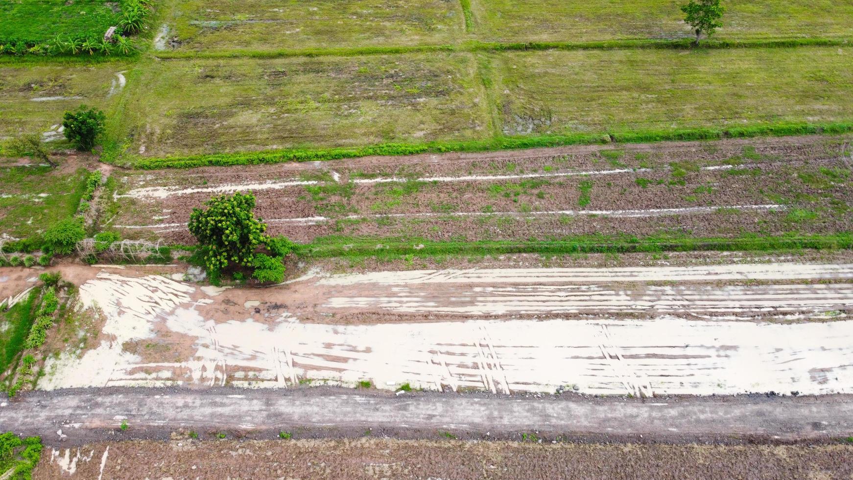 vista aérea de campos verdes e terras agrícolas na tailândia rural. foto