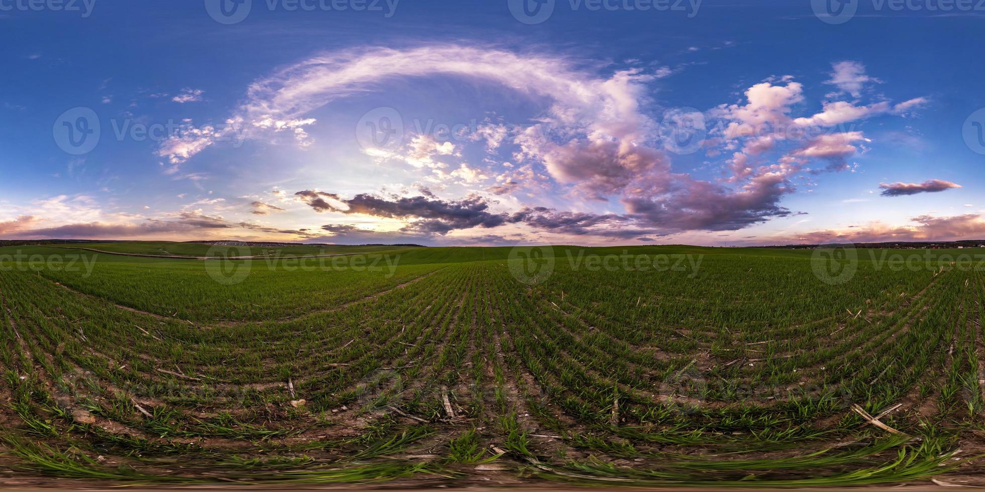 panorama hdri esférico completo sem costura visão de ângulo de 360 graus entre os campos na noite de primavera antes do pôr do sol com nuvens impressionantes em projeção equirretangular, pronto para conteúdo de realidade virtual vr ar foto