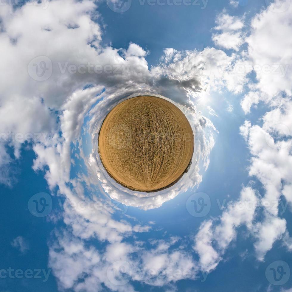 pequena transformação do planeta do panorama esférico 360 graus. vista aérea abstrata esférica em campo com lindas nuvens impressionantes. curvatura do espaço. foto