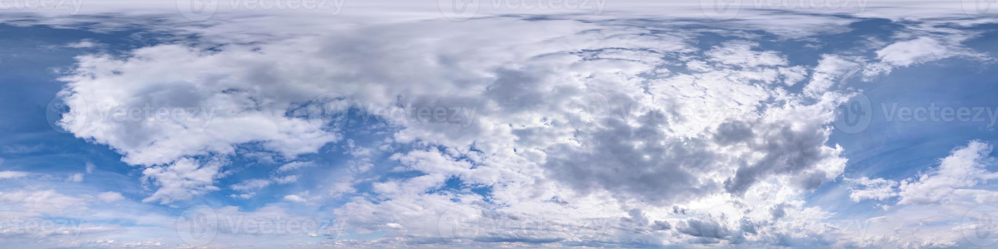 Céu azul com belas nuvens fofas sem chão panorama hdri sem costura