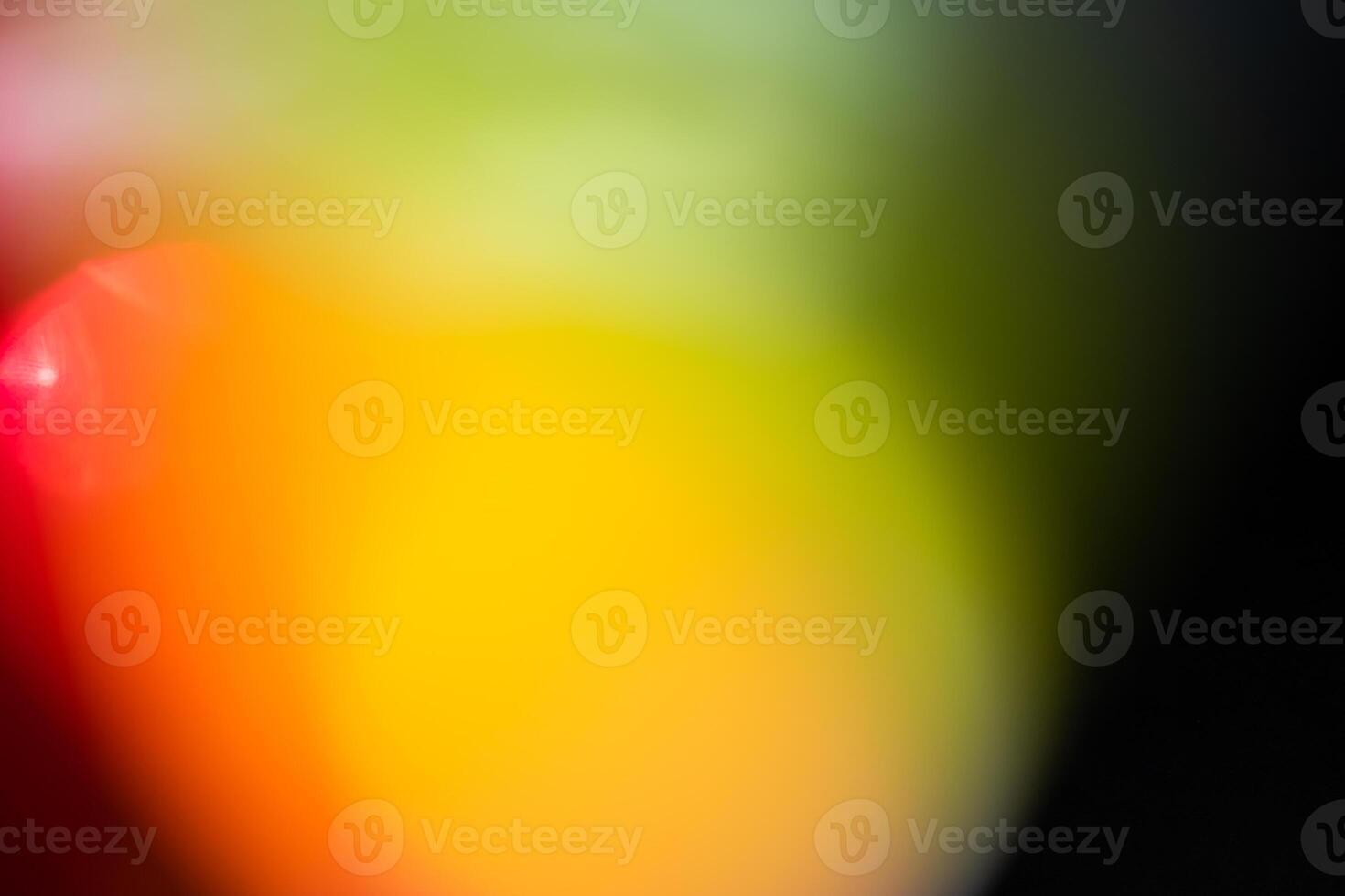 gradiente colorido abstrato para sobreposição. fundo de vazamento de luz de cristal para efeito de vídeo e foto bokeh. reflexo de lente de prisma com brilho e luzes mágicas em fundo preto.