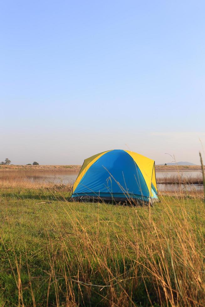 local de acampamento ao lado do lago foto