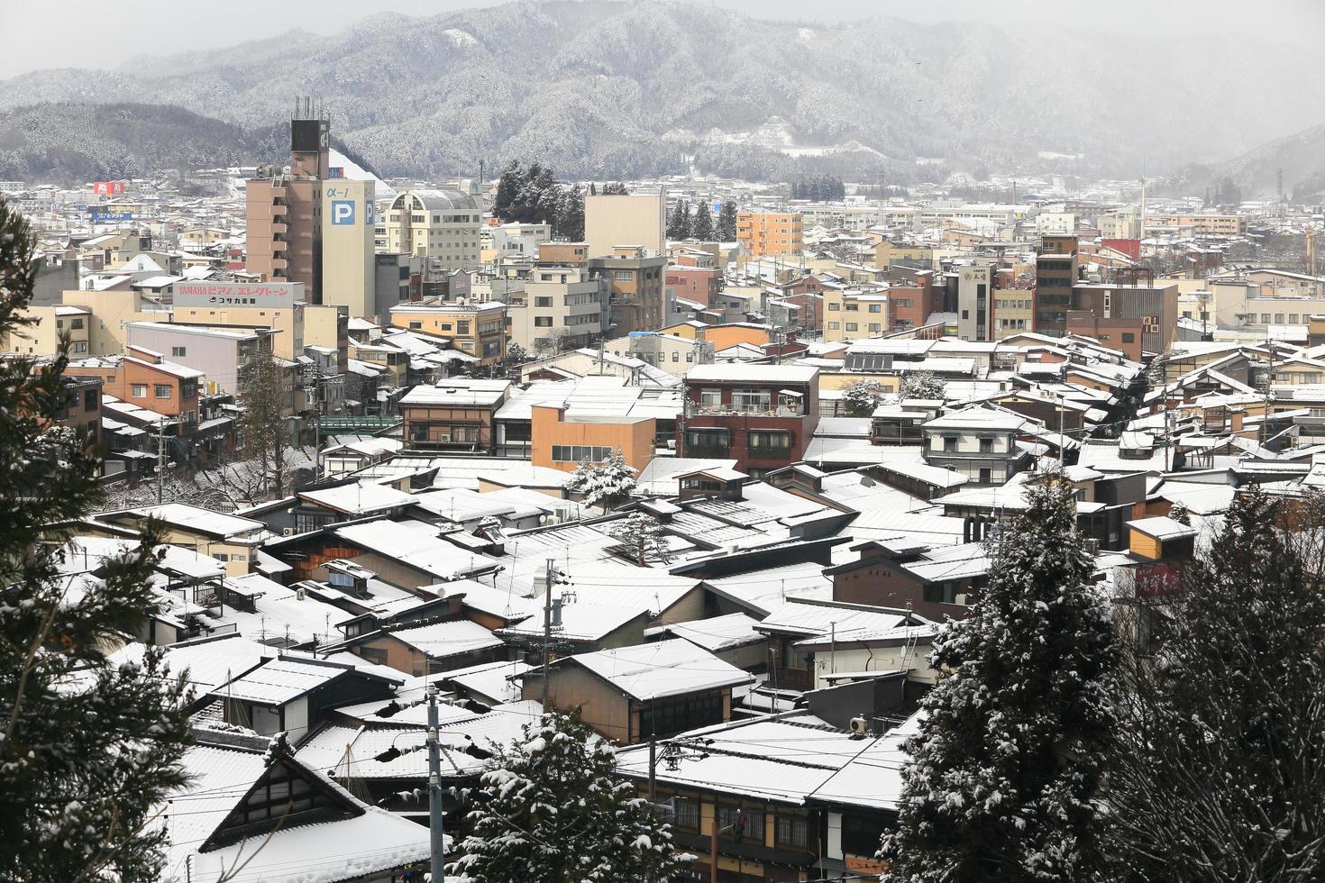 vista da cidade takayama no japão na neve foto