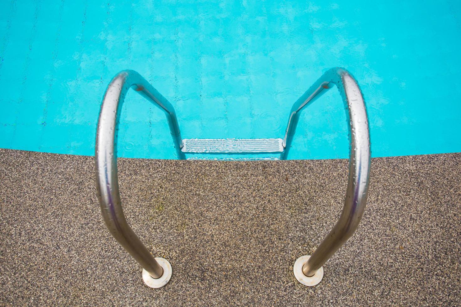 piscina com escada no hotel close up foto