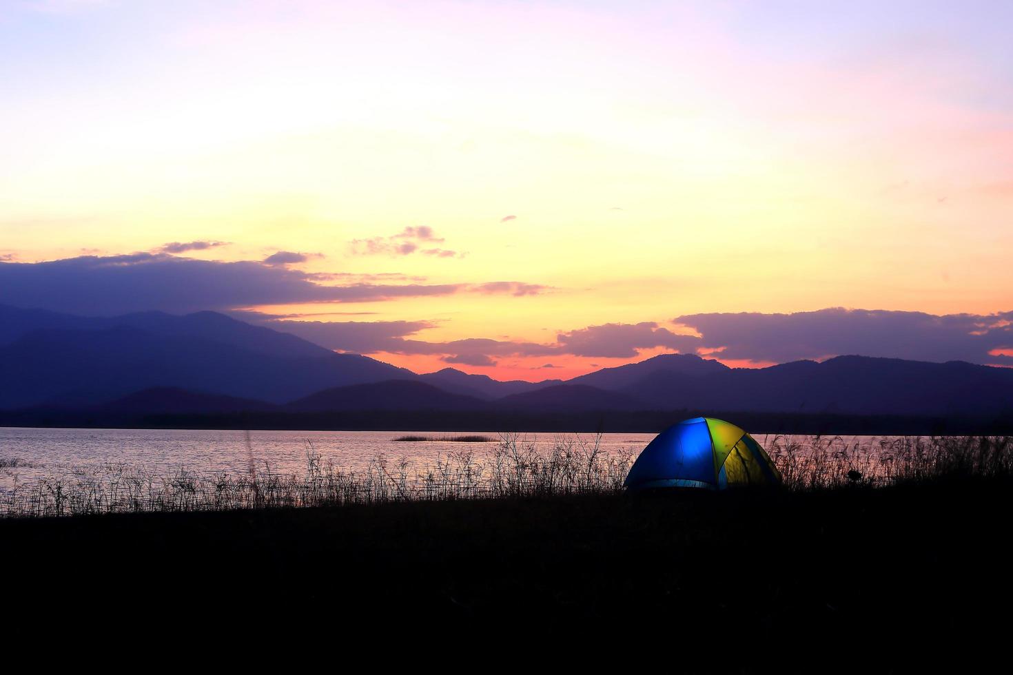 acampamento ao lado do lago, parque nacional, tailândia foto