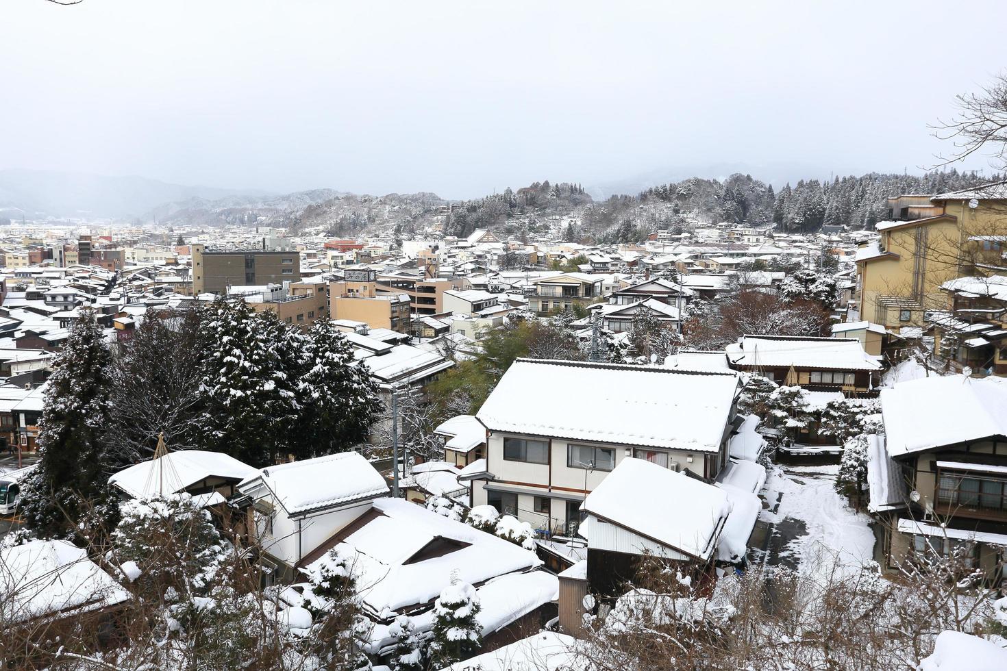 vista da cidade takayama no japão na neve foto