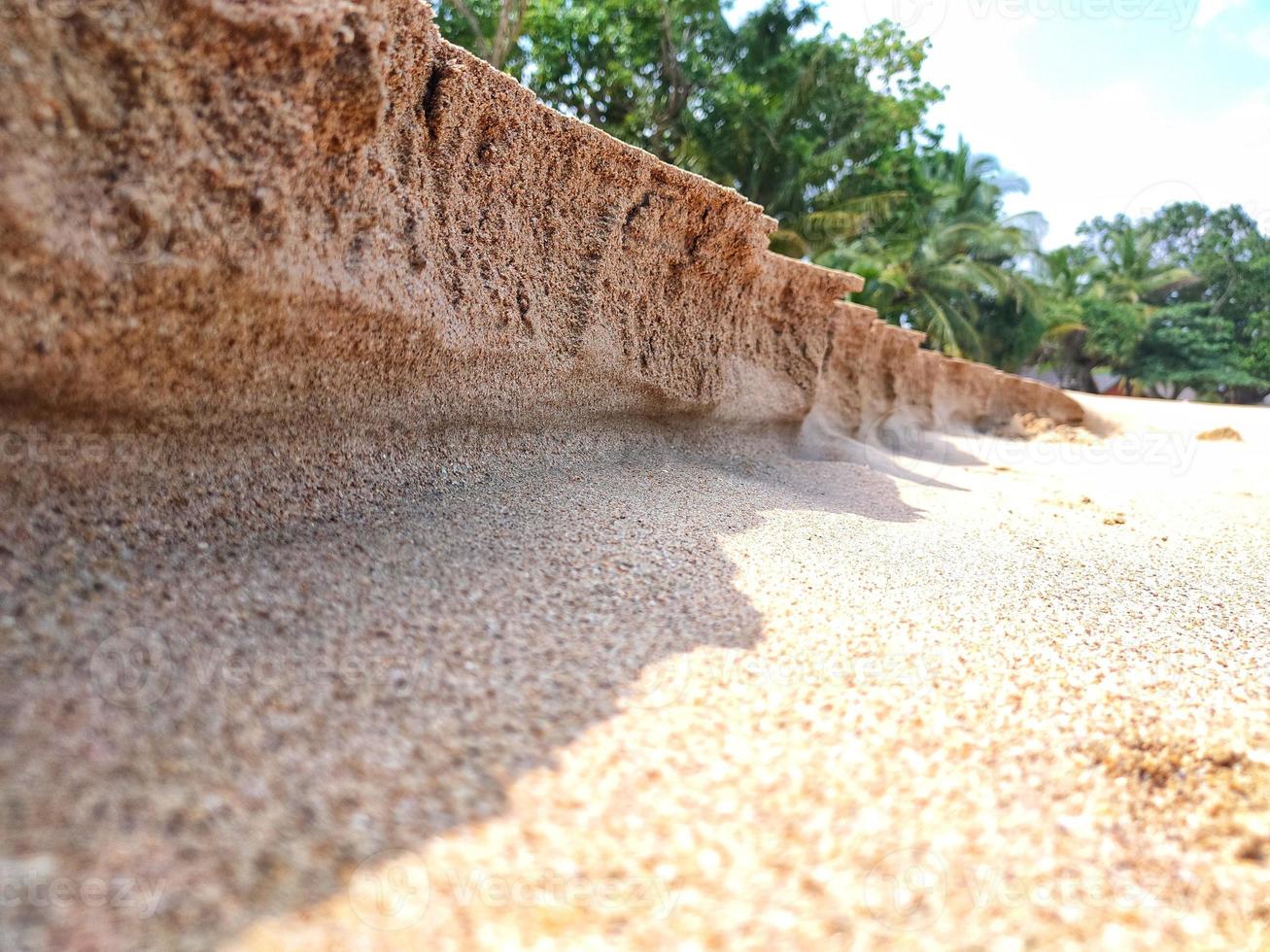 areia na praia como um clique na montanha foto