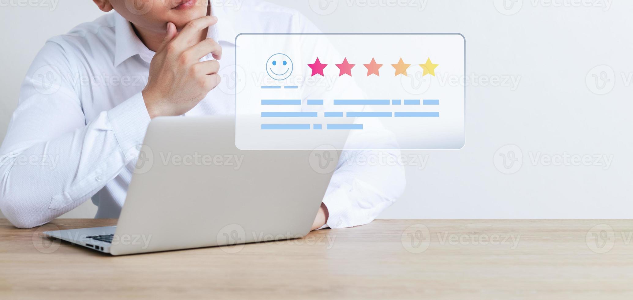 conceito de pesquisa de satisfação analisa a avaliação da qualidade do cliente, classificação do cliente no smartphone, classificação do serviço ou produto, classificação de 5 estrelas. foto