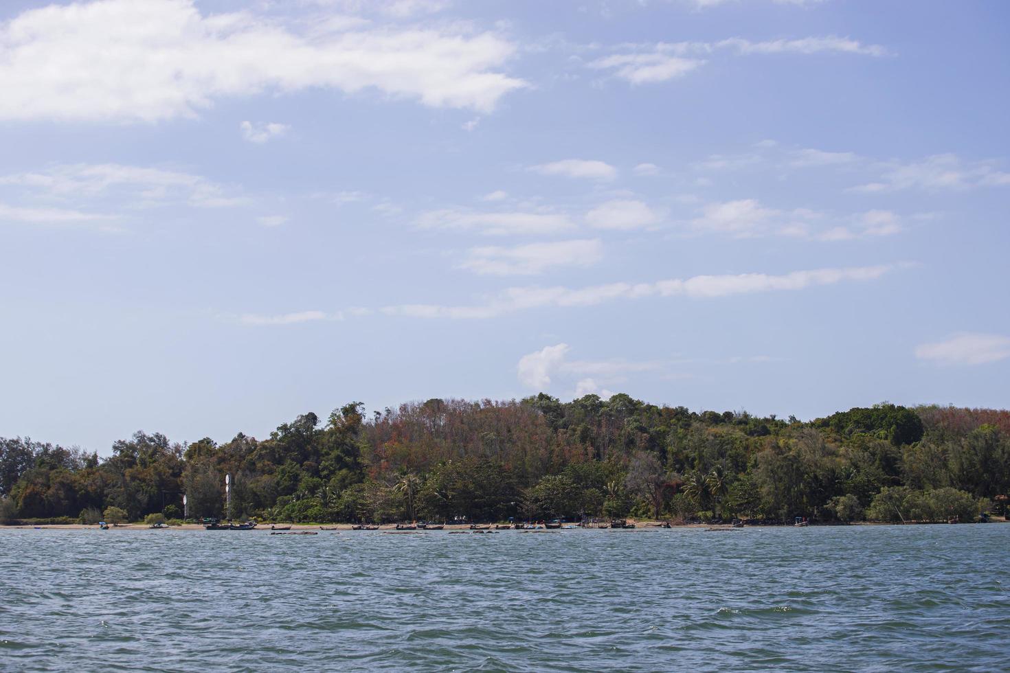 praia de céu claro foto