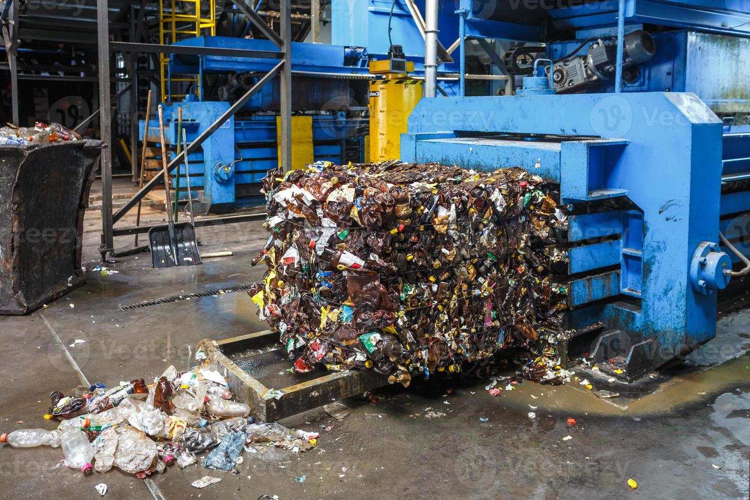 coleta de lixo separada. equipamento para prensagem de materiais de triagem de detritos para serem processados em uma moderna usina de reciclagem de resíduos. foto