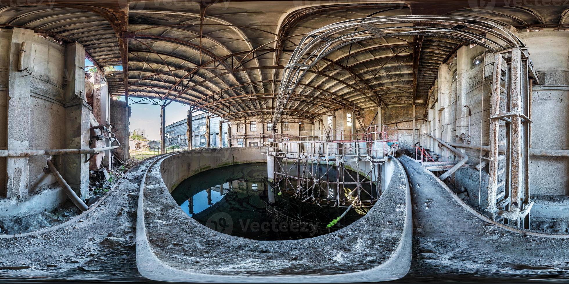 panorama hdri sem costura esférico completo vista de ângulo de 360 graus estruturas de concreto do prédio em ruínas abandonado da fábrica de cimento em projeção equirretangular com zênite e nadir, conteúdo vr ar foto