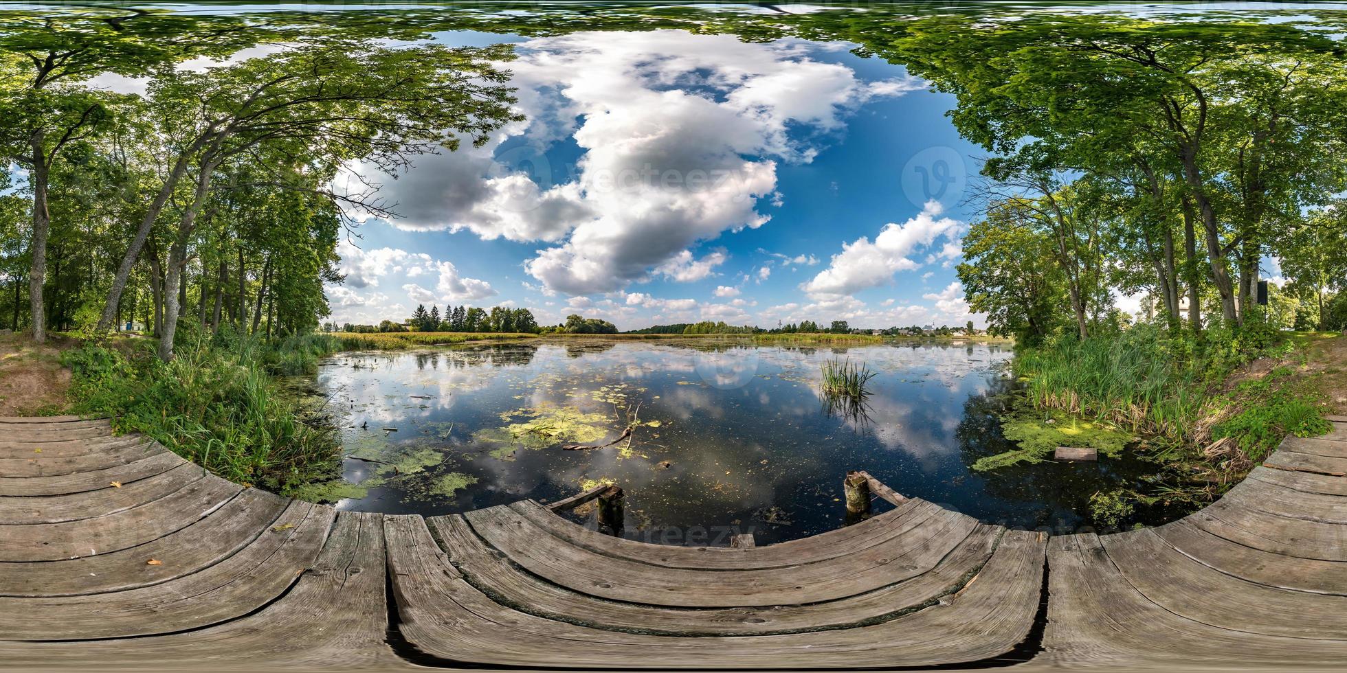 panorama hdri esférico sem costura completo vista de ângulo de 360 graus no cais de madeira entre os arbustos da floresta perto do rio ou lago em projeção equirretangular, conteúdo de realidade virtual vr ar pronto foto