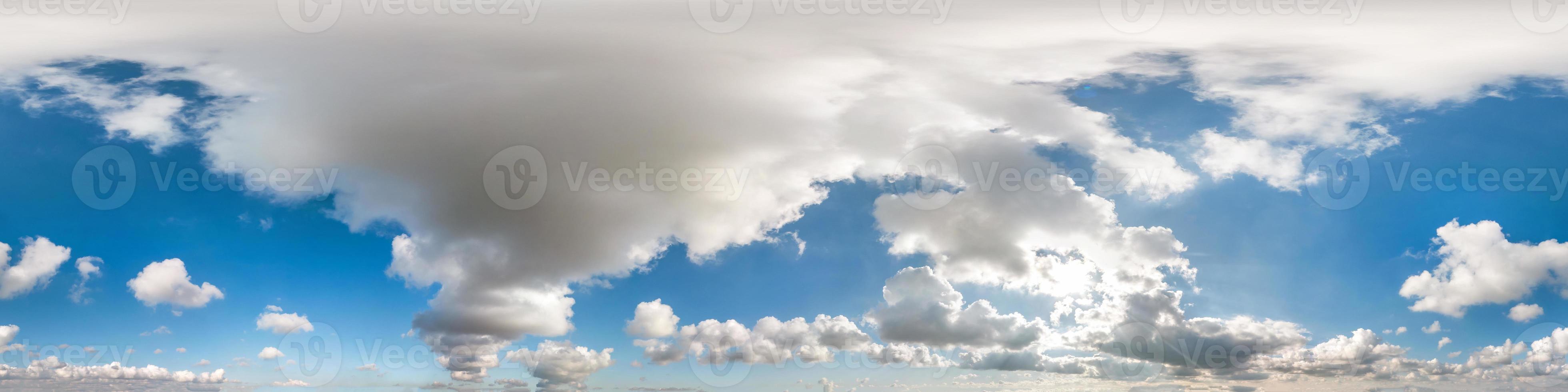 céu azul nublado sem costura hdri panorama visão de ângulo de 360 graus com zênite e belas nuvens para uso em gráficos 3d como cúpula do céu ou editar tiro de drone foto