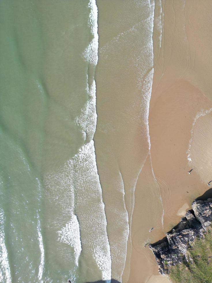 ondas rolando na praia de cima foto