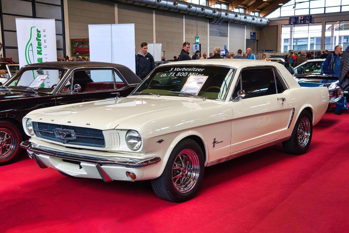 friedrichshafen - maio de 2019 ford mustang branco v8 1965 cupê no motorworld classics bodensee em 11 de maio de 2019 em friedrichshafen, alemanha foto