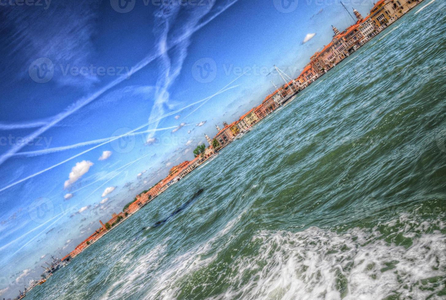 ondas e salpicos de água no mar mediterrâneo, veneza, itália hdr foto