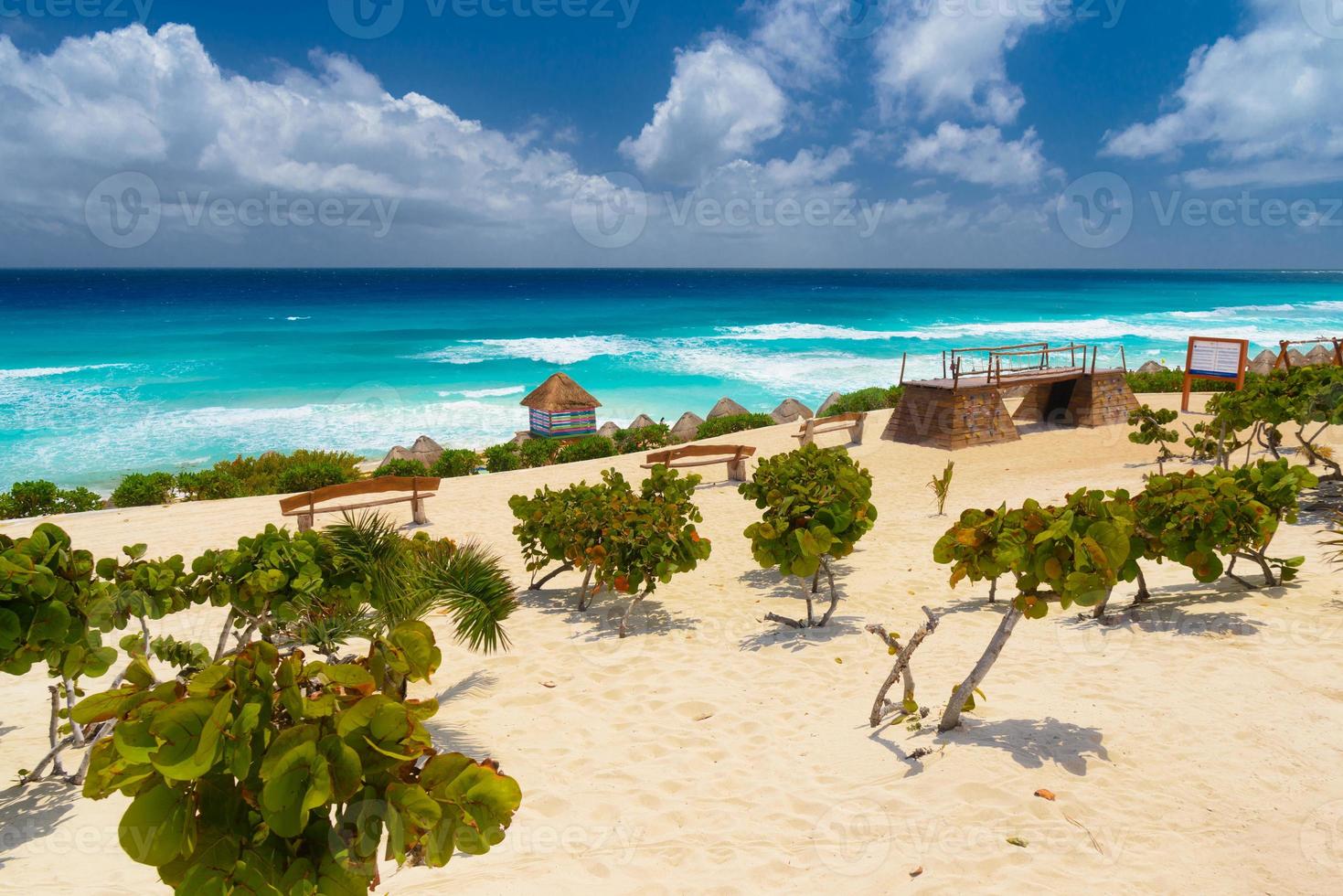 praia de areia com água azul em um dia ensolarado perto de cancun, méxico foto