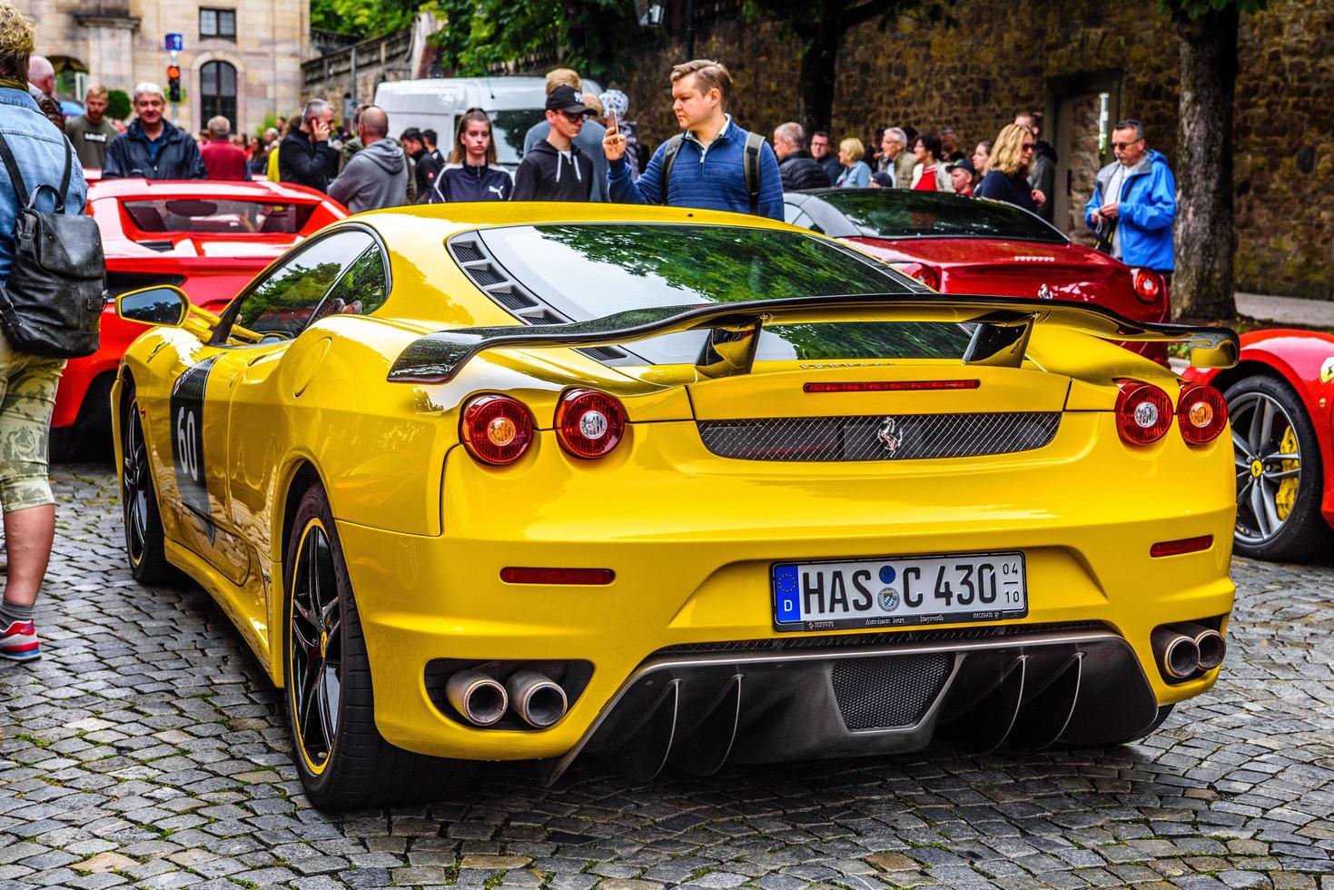 alemanha, fulda - julho de 2019 luzes retrovisores de amarelo ferrari f430 tipo f131 cabrio é um carro esportivo produzido pelo fabricante de automóveis italiano ferrari de 2004 a 2009 como sucessor do ferrar foto