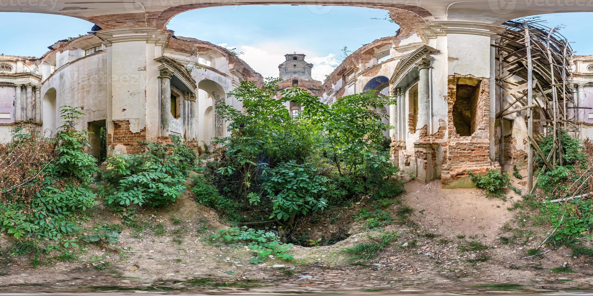 panorama hdri sem costura esférico completo vista de ângulo de 360 graus dentro de estruturas de concreto de prédio em ruínas abandonado da igreja com arbustos e árvores dentro em projeção equirretangular, conteúdo vr foto