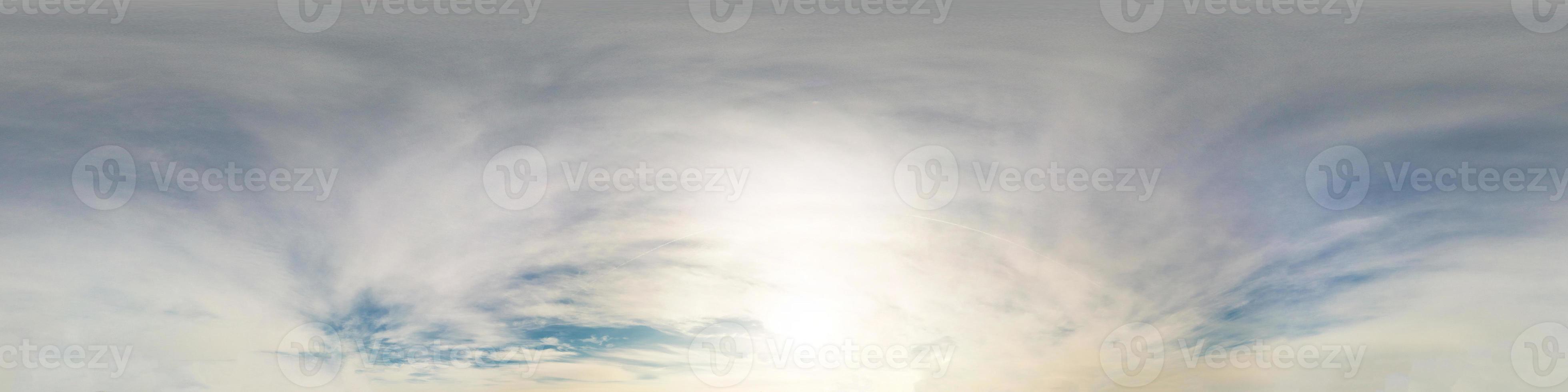 Skydome azul nublado sem costura vista panorâmica hdri 360 com nuvens  incríveis com zênite para uso em gráficos 3d ou jogo como sky dome ou  editar tiro de drone