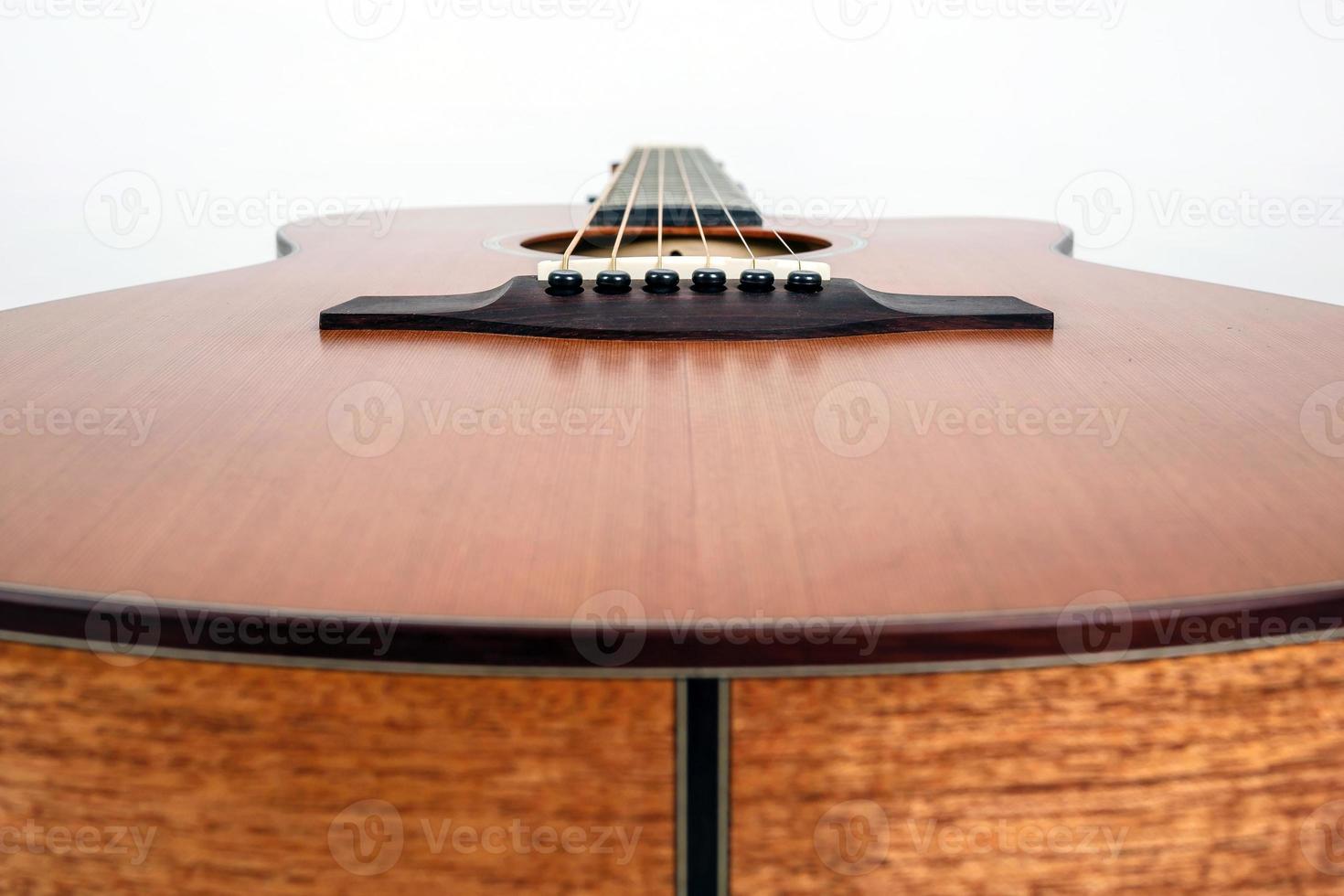 textura de madeira do deck inferior do violão de seis cordas em fundo branco. forma de guitarra foto