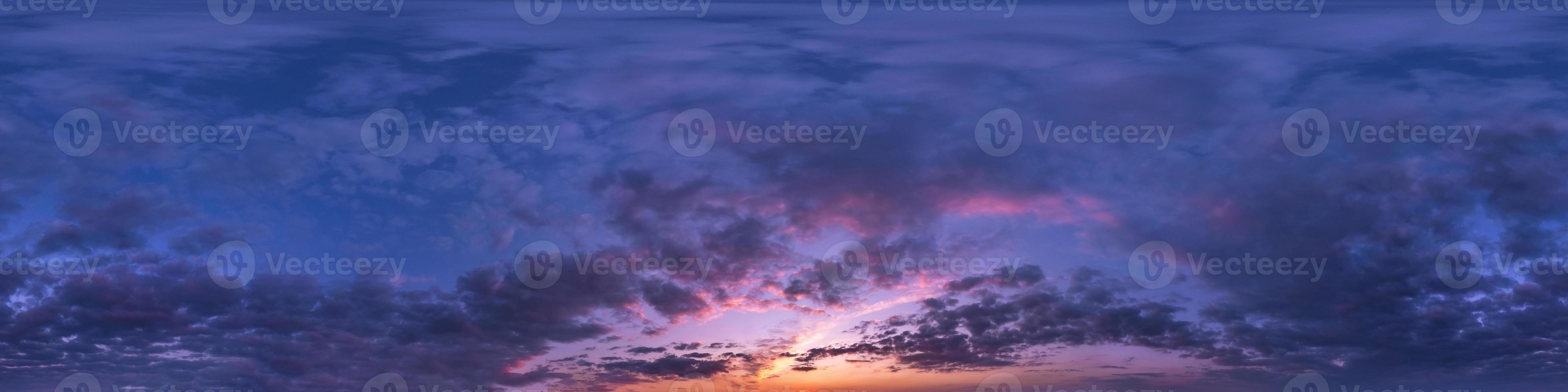 céu azul escuro e rosa sem costura antes do pôr do sol panorama hdri visão de ângulo de 360 graus com belas nuvens para uso em gráficos 3d ou desenvolvimento de jogos como cúpula do céu ou editar tiro de drone foto