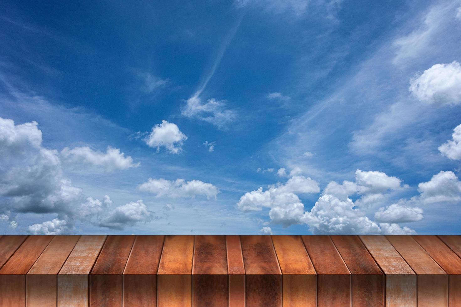 piso de madeira com fundo de céu e nuvens, foto