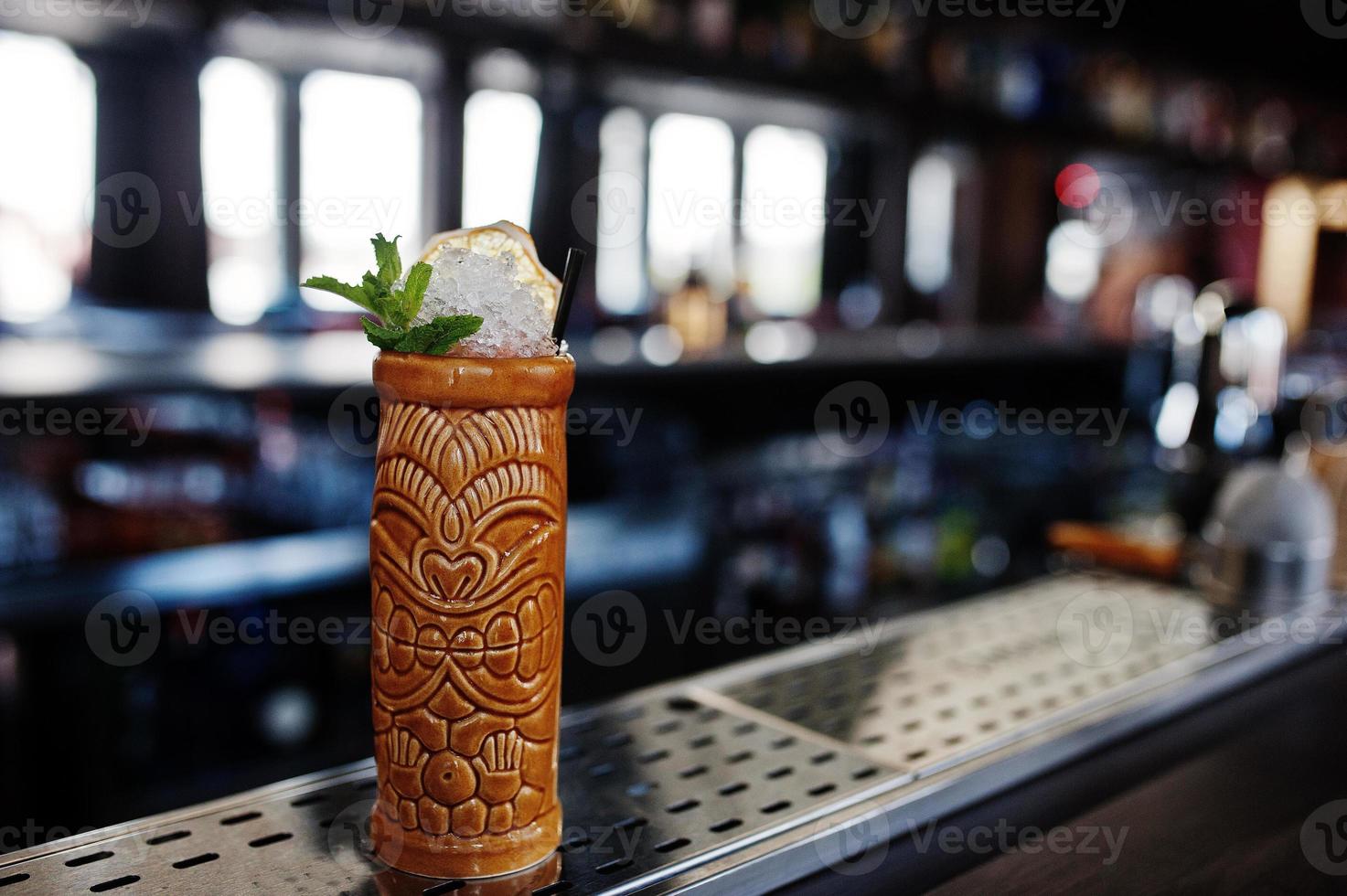 coquetel alcoólico com hortelã em vidro de barro originalmente vodu na mesa do bar. foto