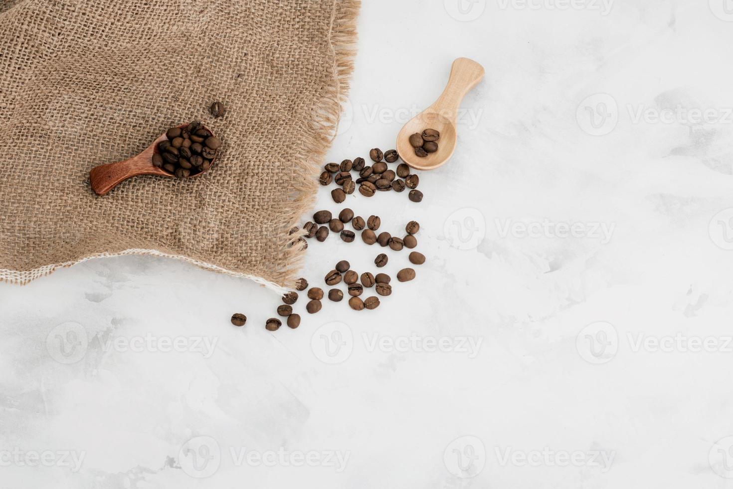 grãos de café torrados na hora foto