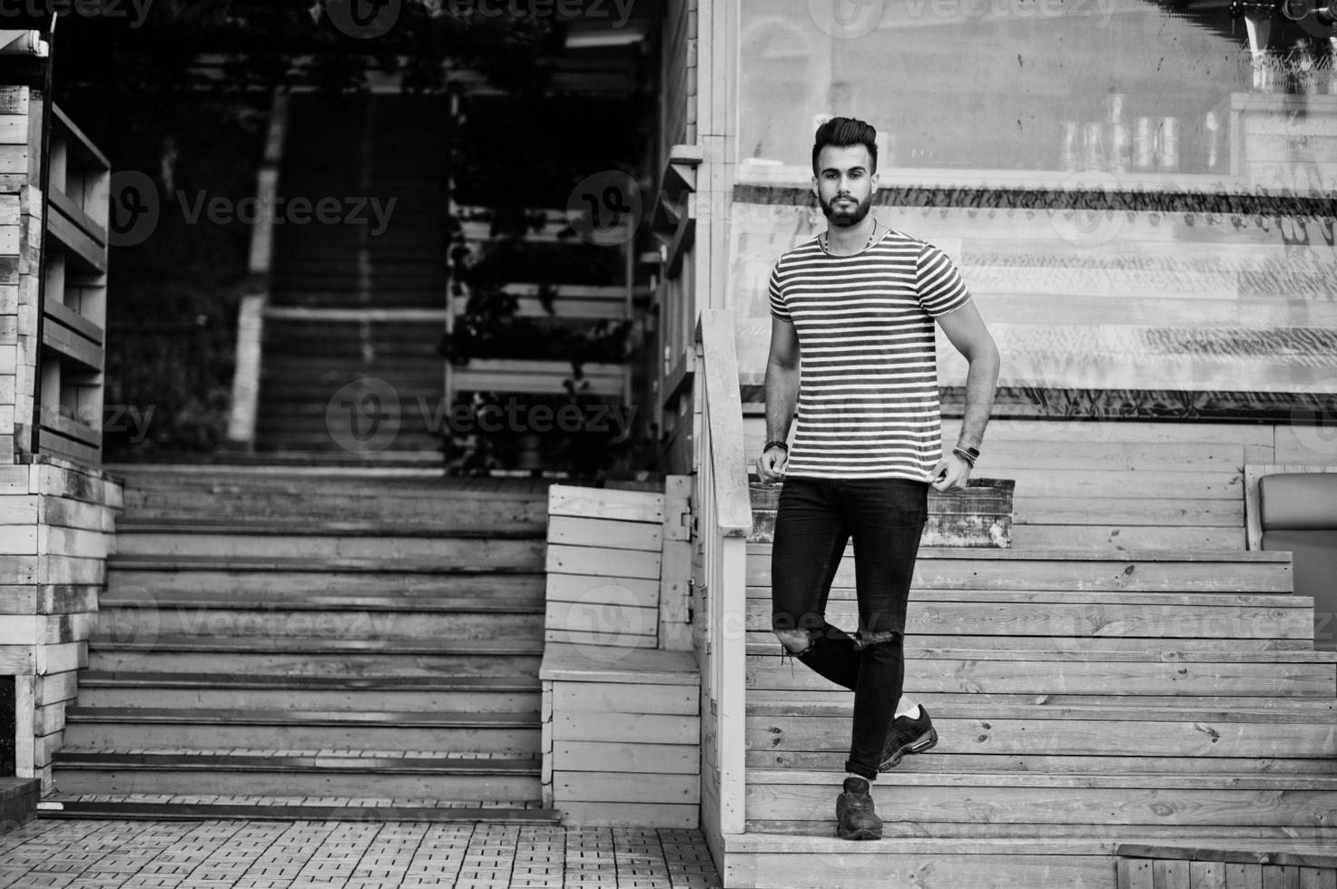 modelo de homem de barba árabe alto bonito na camisa despojada posou ao ar livre. cara árabe na moda. foto