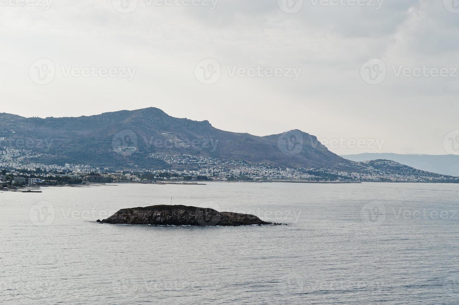 ilha sozinha. paisagem cênica com ilhas de montanha e lagoa azul no mar egeu. cenário exótico. marco popular, famoso destino de bodrum, turquia. foto