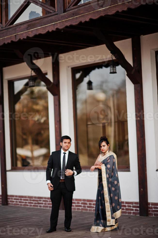 casal de amigos indianos elegantes e elegantes de mulher de saree e homem de terno. foto