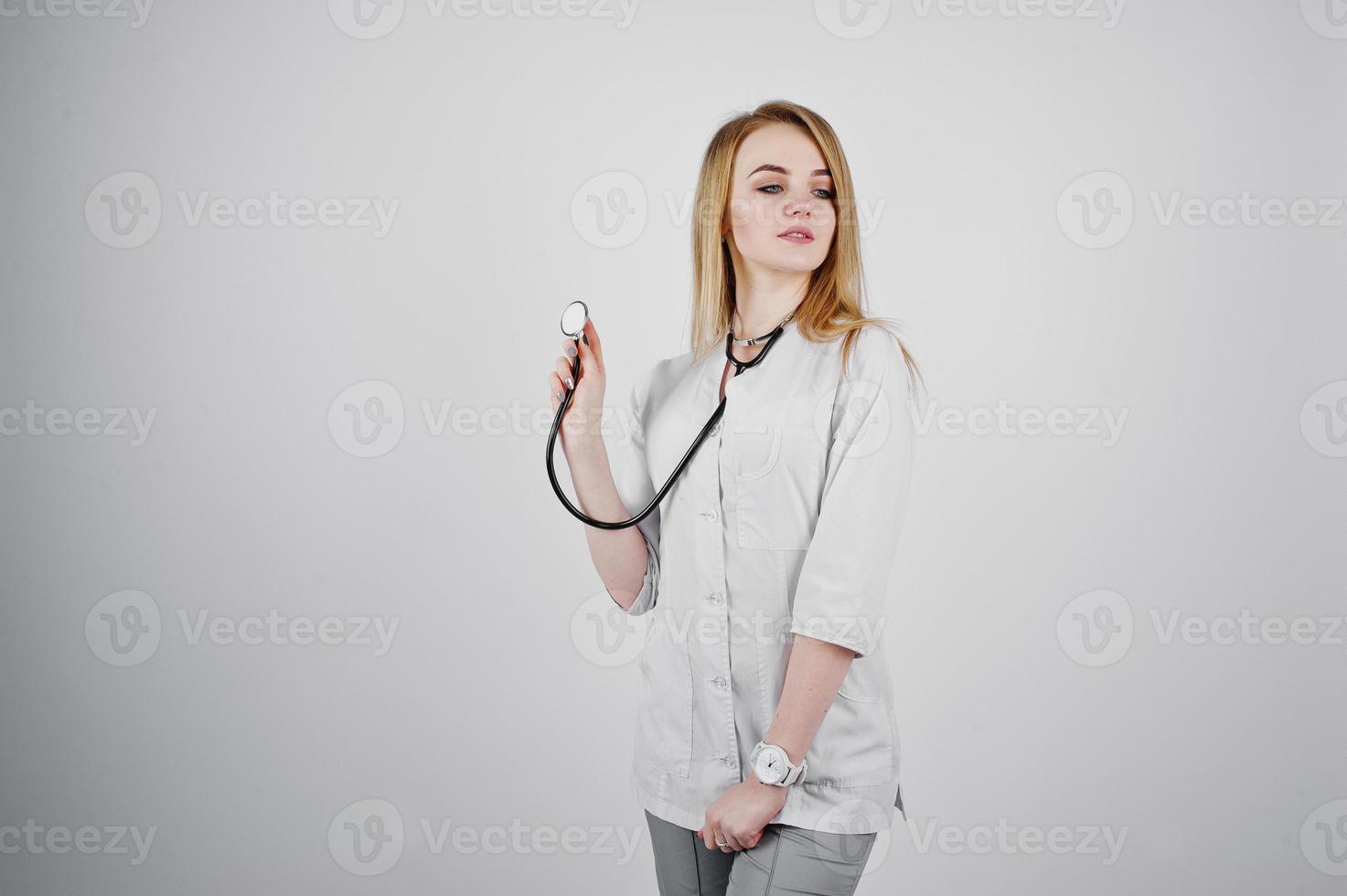 enfermeira loira médica com estetoscópio isolado no fundo branco. foto