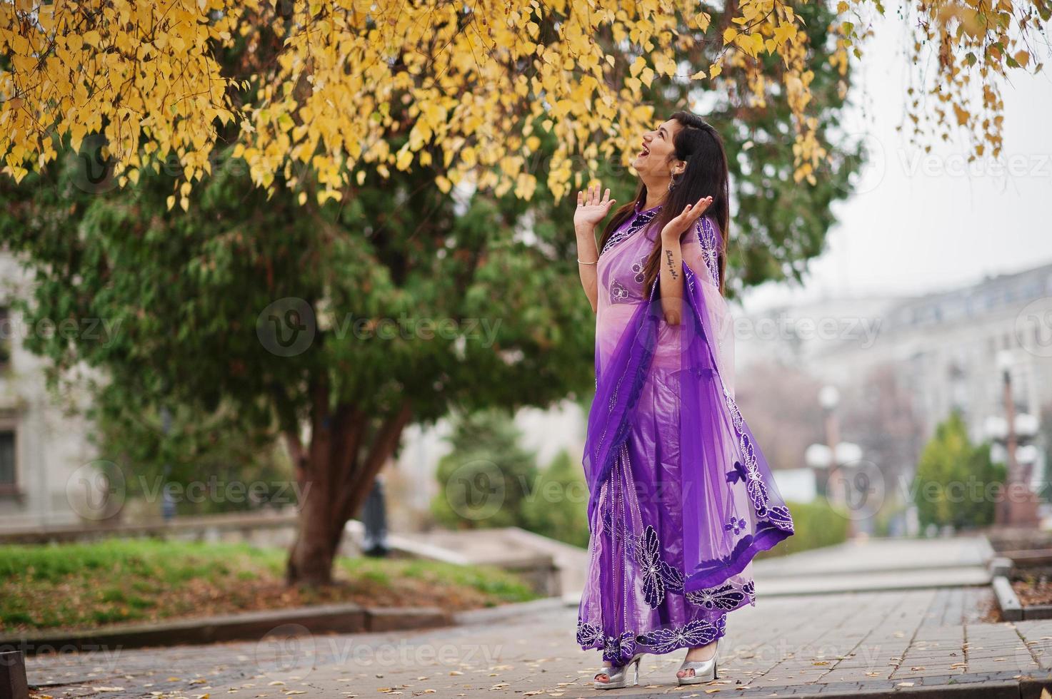 menina hindu indiana no saree violeta tradicional posou na rua de outono. foto